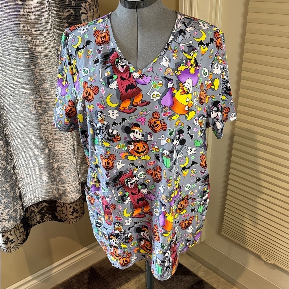 Disney Scrubs Top Halloween Mickey Minnie Goofy Donald Duck V-Neck Women's XL